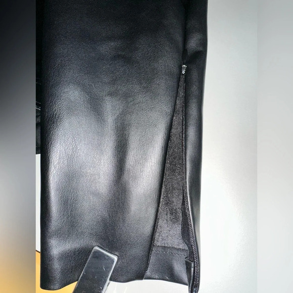 NWOT Zara faux leather pants with zipper on leg - Picture 3 of 4